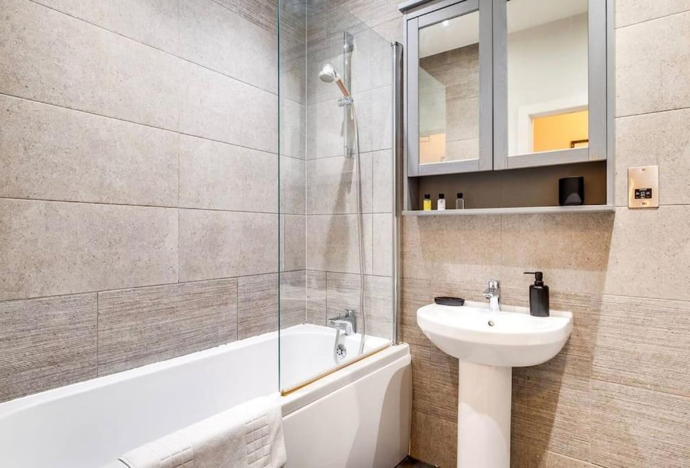 Giant Savings On Long Stays B1 Living, Enquire Now Бирмингем Экстерьер фото